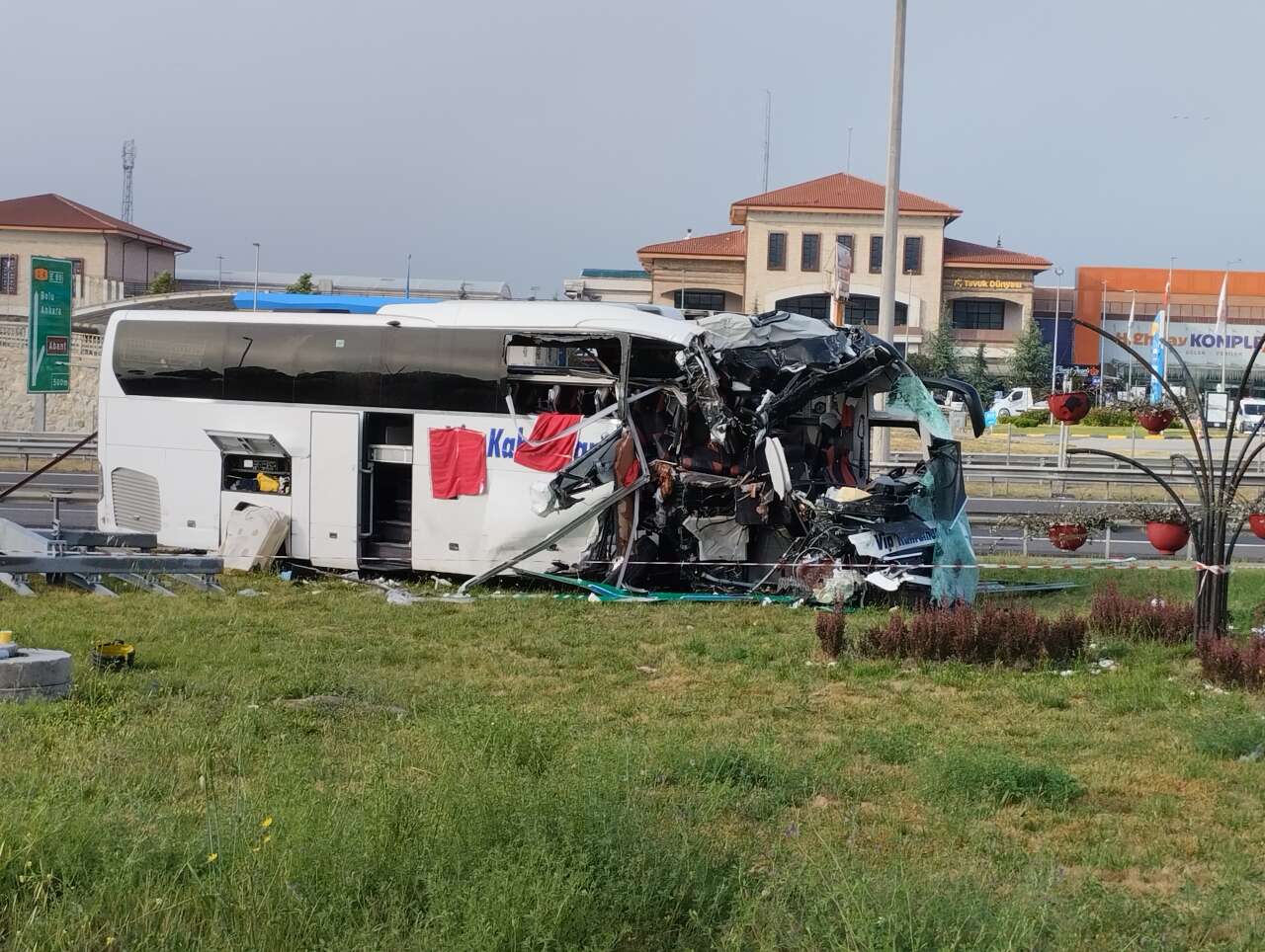 Yolcu otobüsü bariyerlere ardından tabelaya çarptı! 4'ü ağır, 13 kişi yaralandı 4